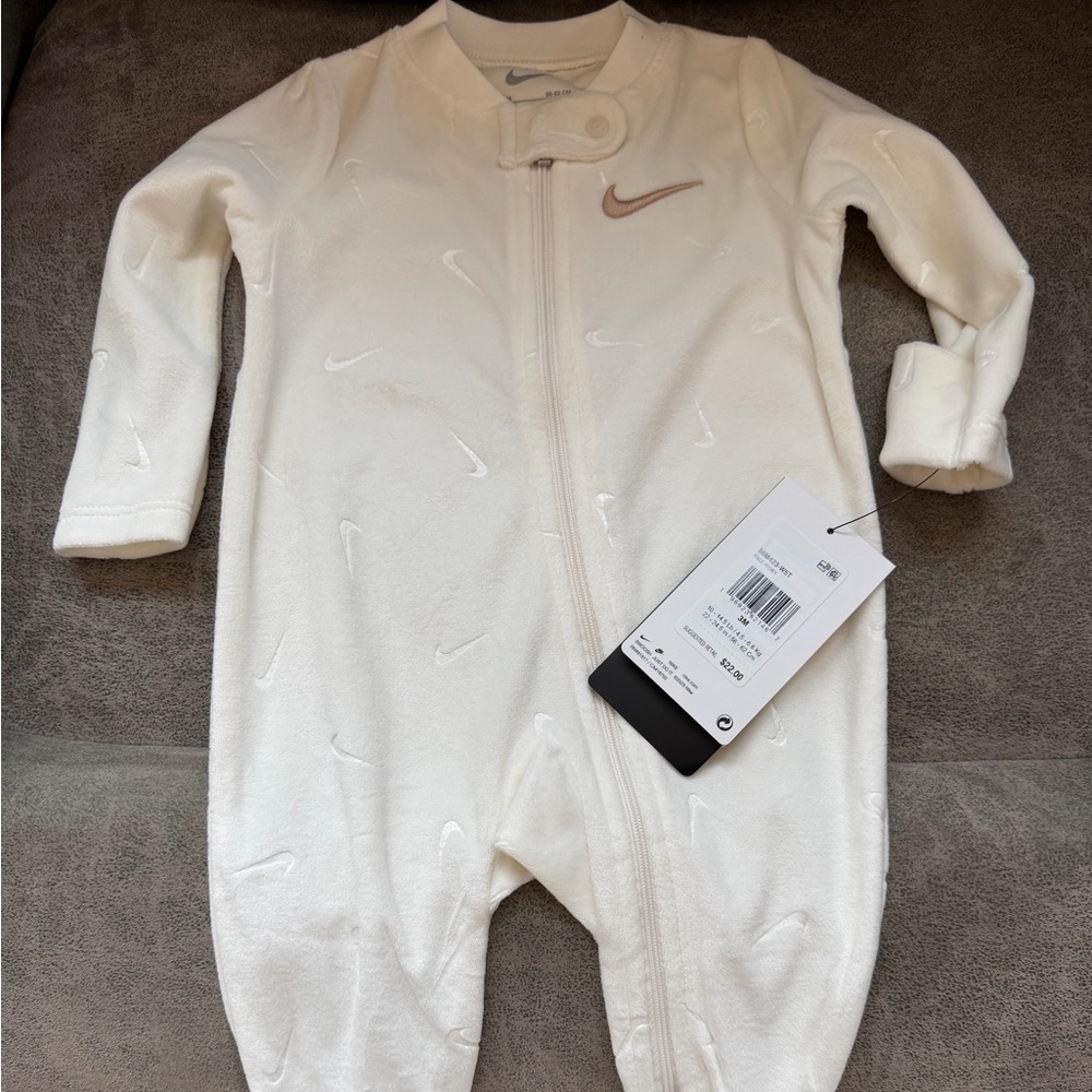 Nike Essentials Footed Coverall
3m
Ivory
NWT